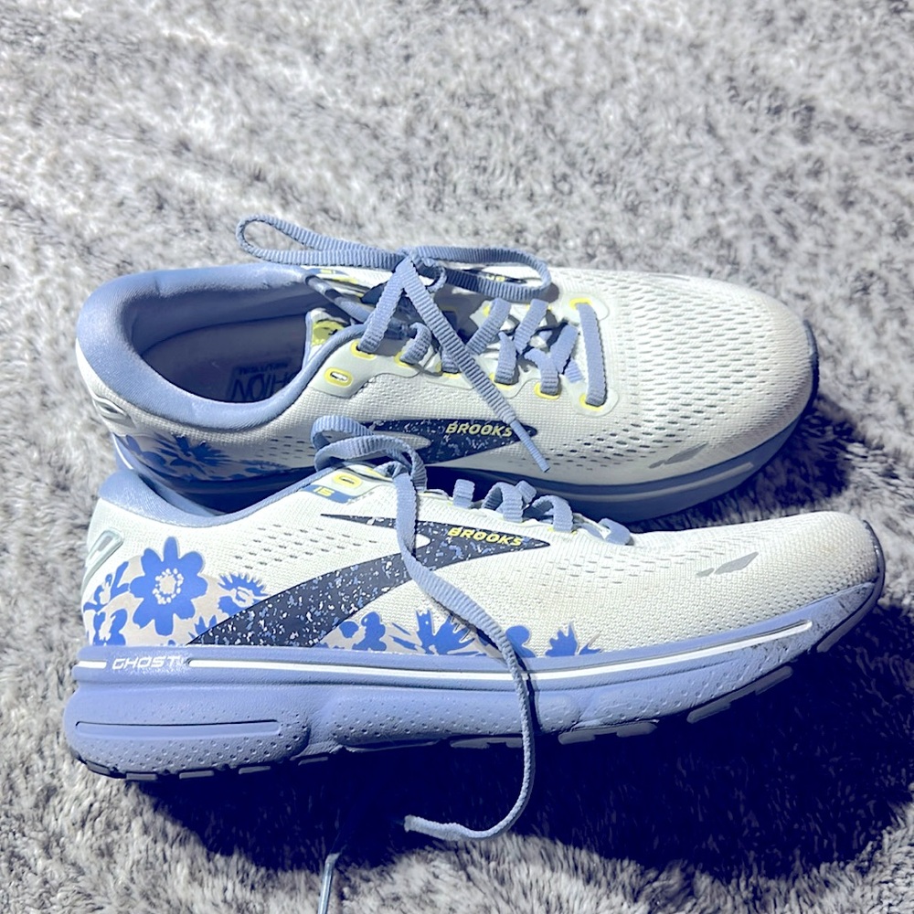 Brooks ghost tennis shoes